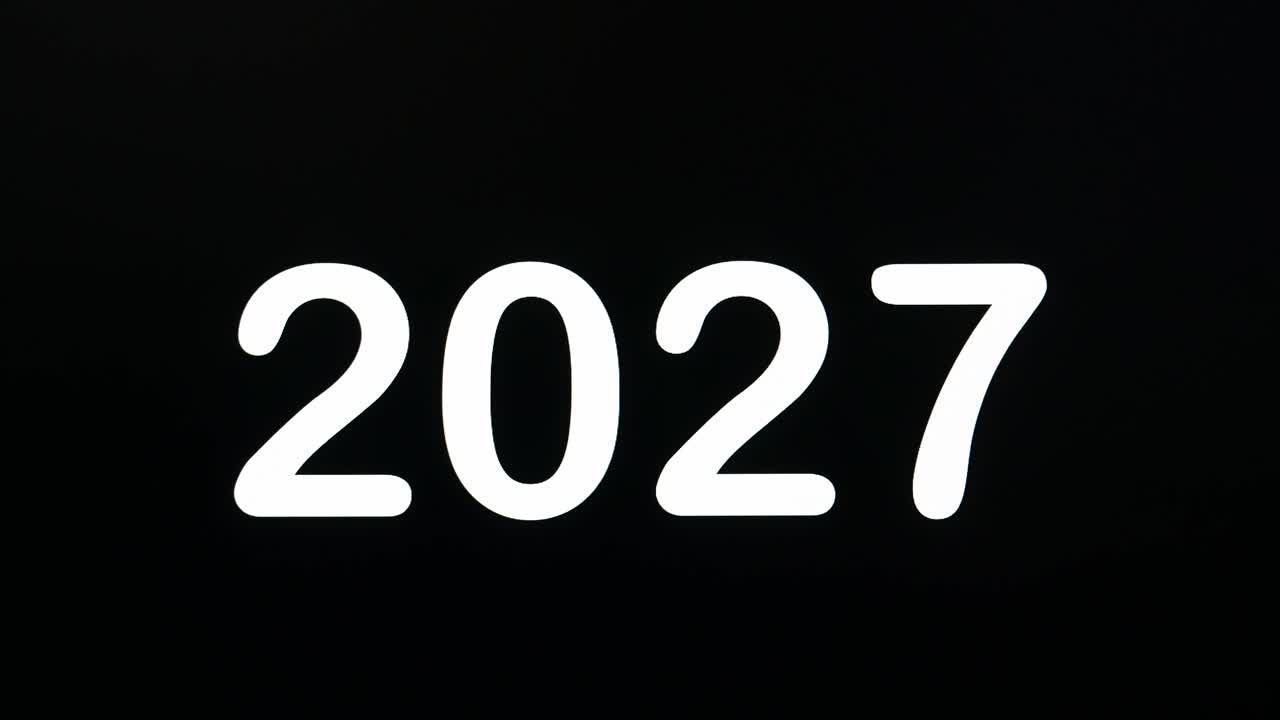 cerca de o2027 siendo escrito en la pantalla del monitor de la computadora con el cursor parpadeante en el fondo negro espacio de copia