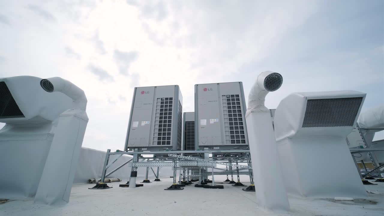 el sistema de aire acondicionado y ventilación de una gran instalación industrial se encuentra en el techo. incluye un aire acondicionado, escape de humo y ventilación.