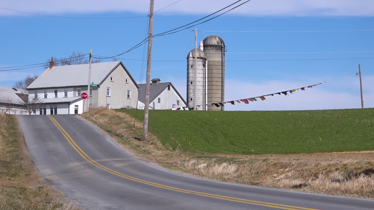 la ropa se mueve con el viento en una granja en el medio oeste de américa 1