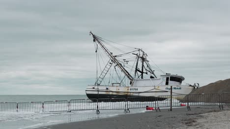 día nublado con barco camaronero varado