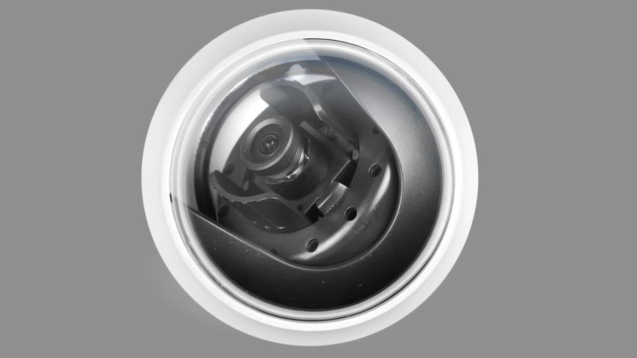 telecamera di sicurezza sferica rotante sotto copertura protettiva trasparente