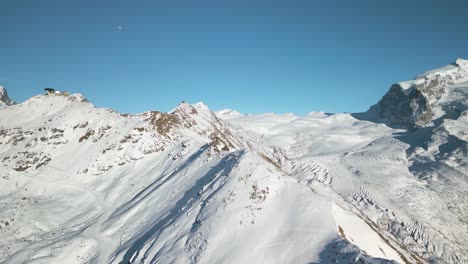 Hermosa-Cordillera-Alpina-En-Invierno-Con-Un-Increíble-Glaciar-En-El-Fondo
