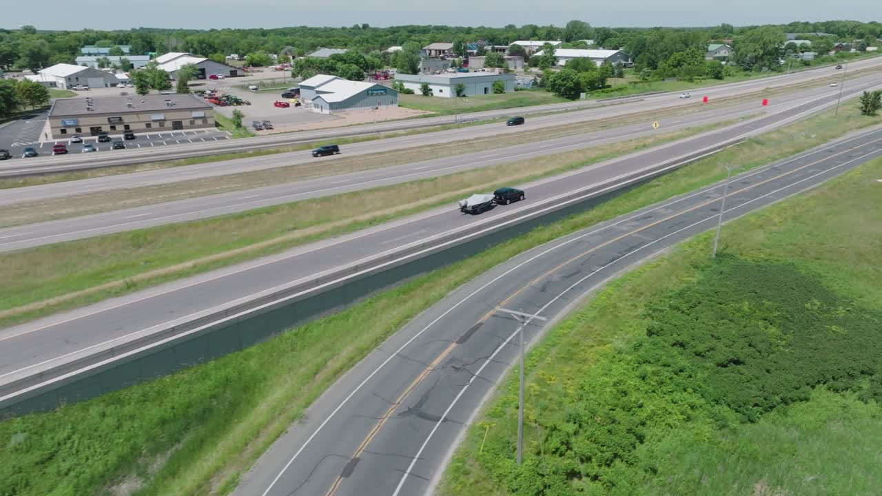 suv는 지붕이 있는 보트를 도로 아래로 고속도로로 운반합니다.