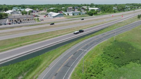 Suv-Arrastrando-Un-Bote-Cubierto-Por-La-Carretera-Y-Hacia-Una-Autopista