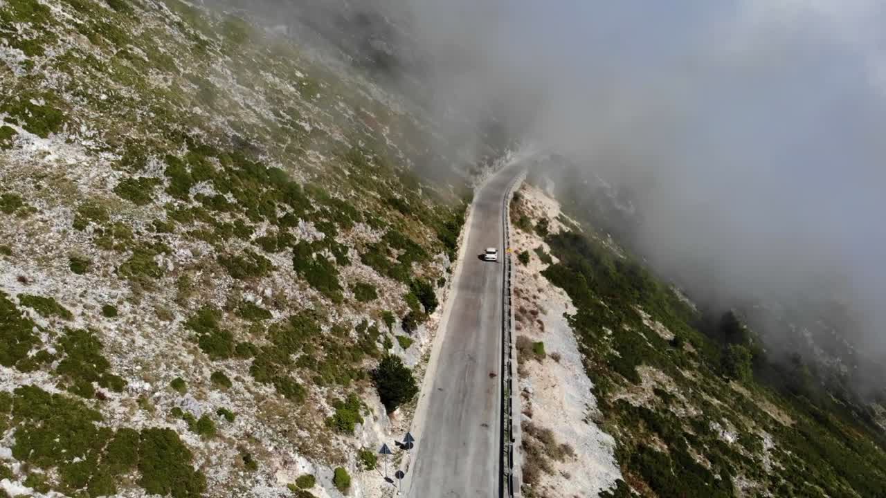 일로가라 패스는 바로 아드리아 해 연안에 위치하고 있으며, 다른 것들과 함께, 그 serpentines로 인상적입니다.