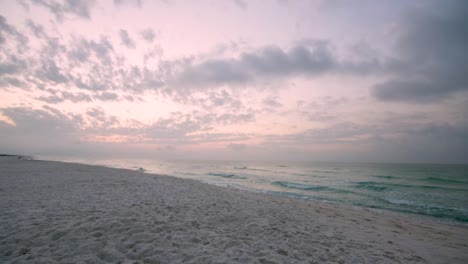 Zeitraffer-Fischer-Wirft-Rollen-Bei-Sonnenaufgang-Auf-Den-Weißen-Sandstränden-Und-Smaragdgrünen-Gewässern-Des-Golfs-Von-Mexiko