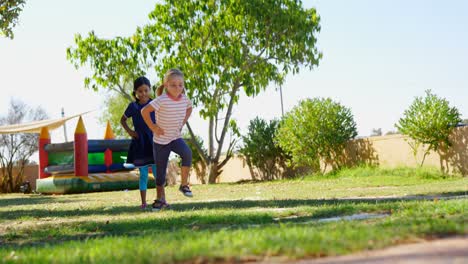 Kinder-Spielen-Auf-Dem-Spielplatz-4k