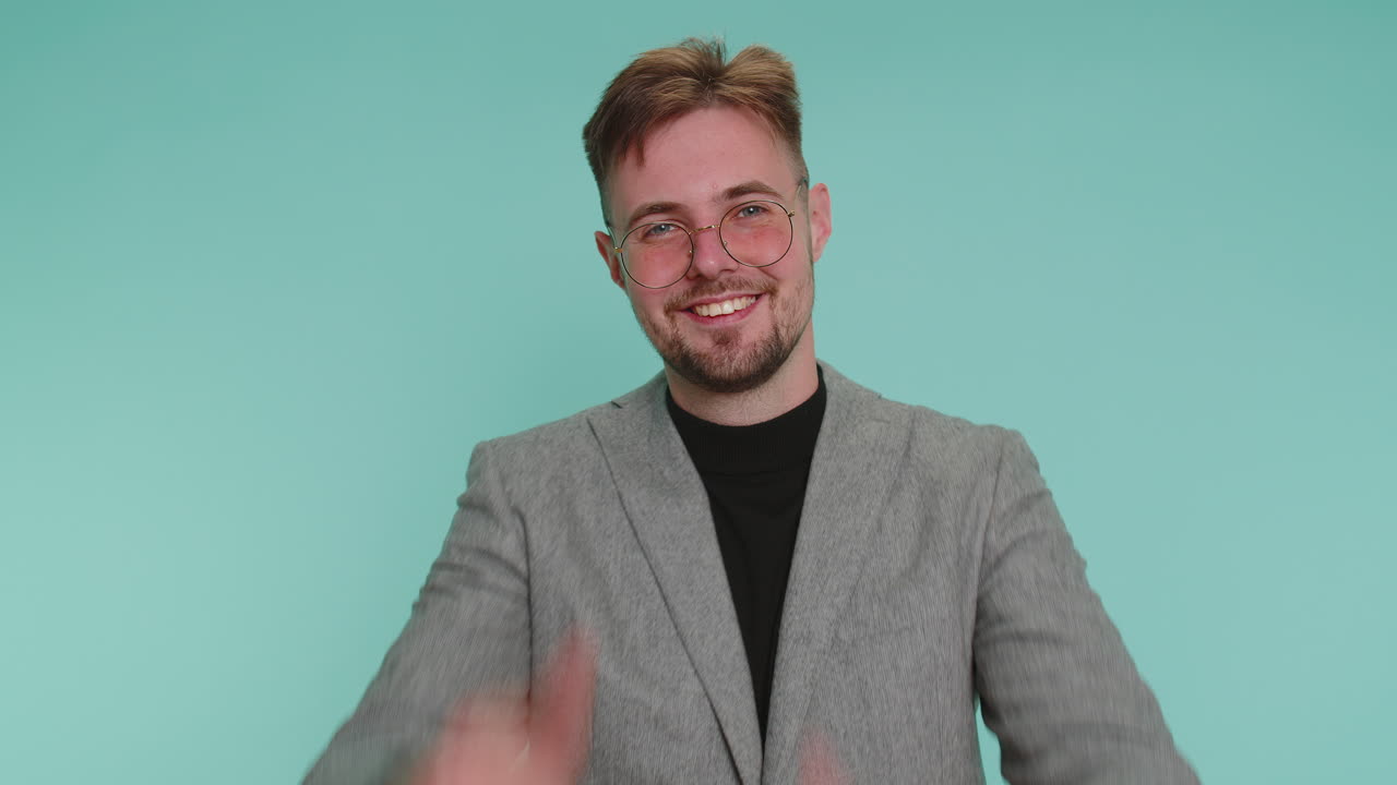 el hombre de negocios levanta el pulgar está de acuerdo o da una respuesta positiva recomienda el anuncio le gusta bien