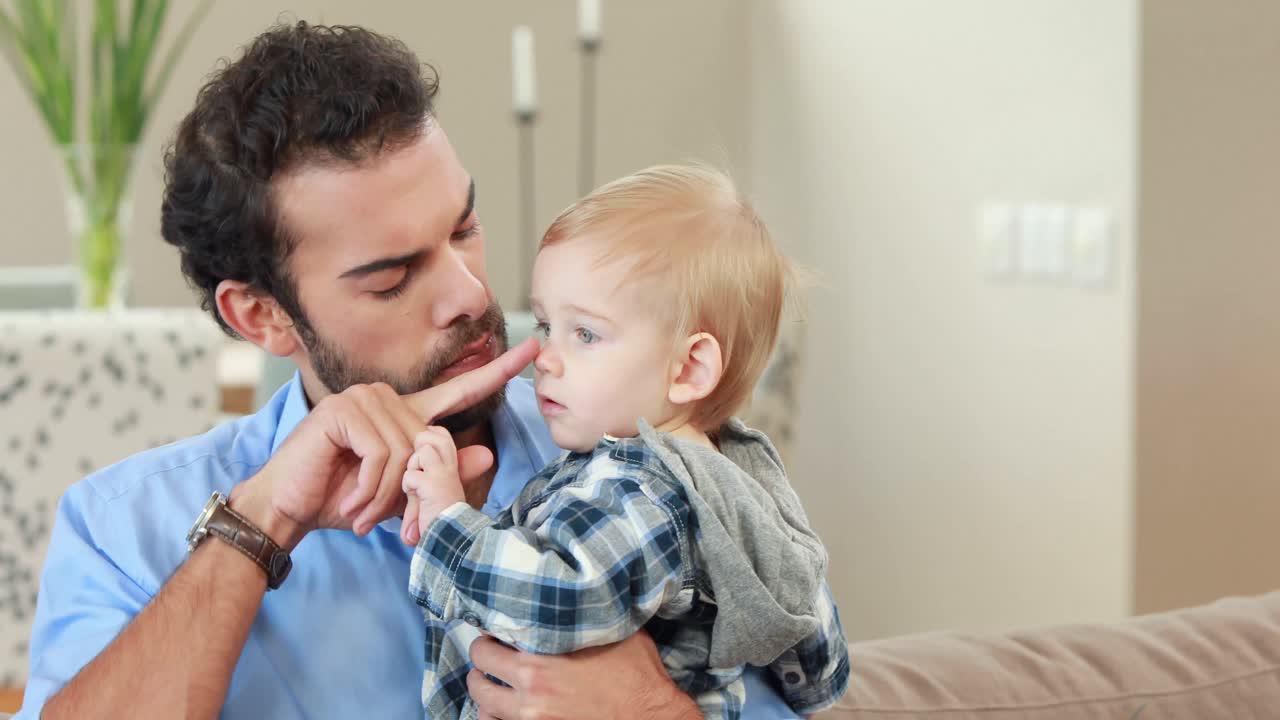 joven padre jugando con su hijo