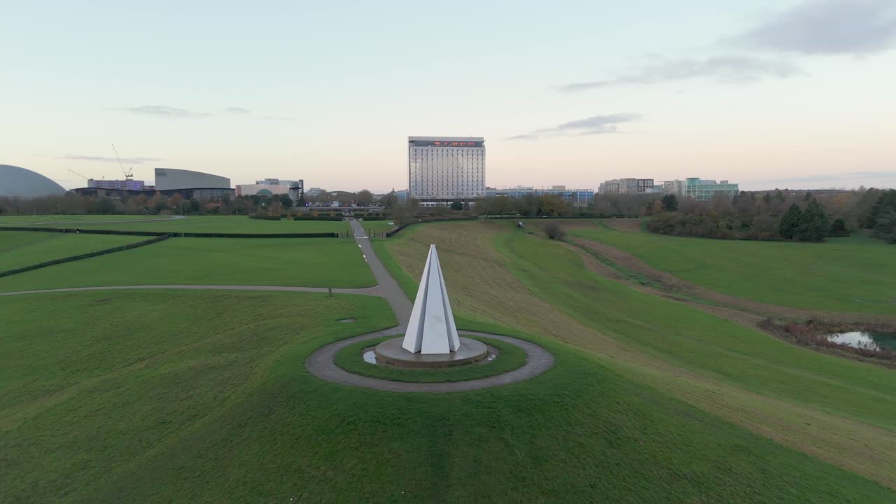 새벽에 밀턴 케인즈에 있는 캠벨 파크의 공중 뷰, 빛의 피라미드와 타운 센터, 버킹엄셔, 영국