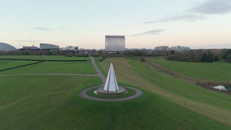 Una-Vista-Aérea-Del-Parque-Campbell-En-Milton-Keynes-Al-Amanecer,-Mostrando-La-Pirámide-De-Luz-Y-El-Centro-De-La-Ciudad,-Buckinghamshire,-Inglaterra,-Reino-Unido.