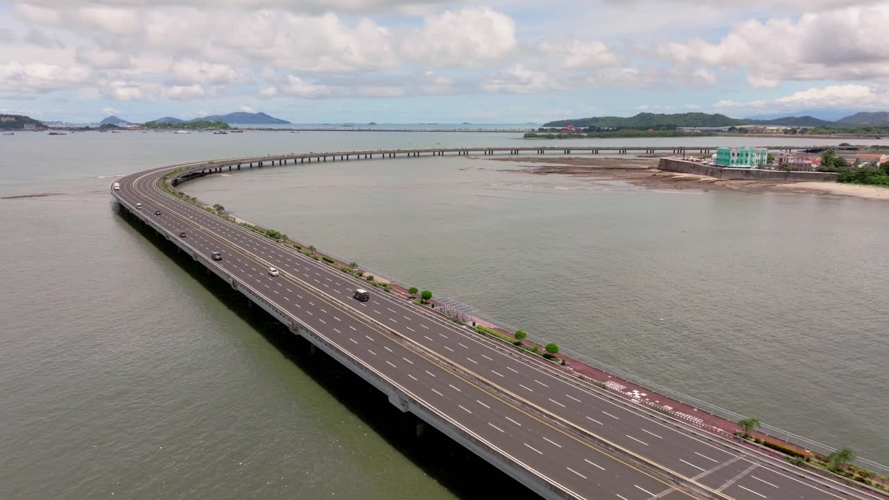 텐타 코스테라 3 (cinta costera 3) 를 따라 찍은 공중 촬영, 배경에는 아마도르 도로 (amador causeway) 가 있다.