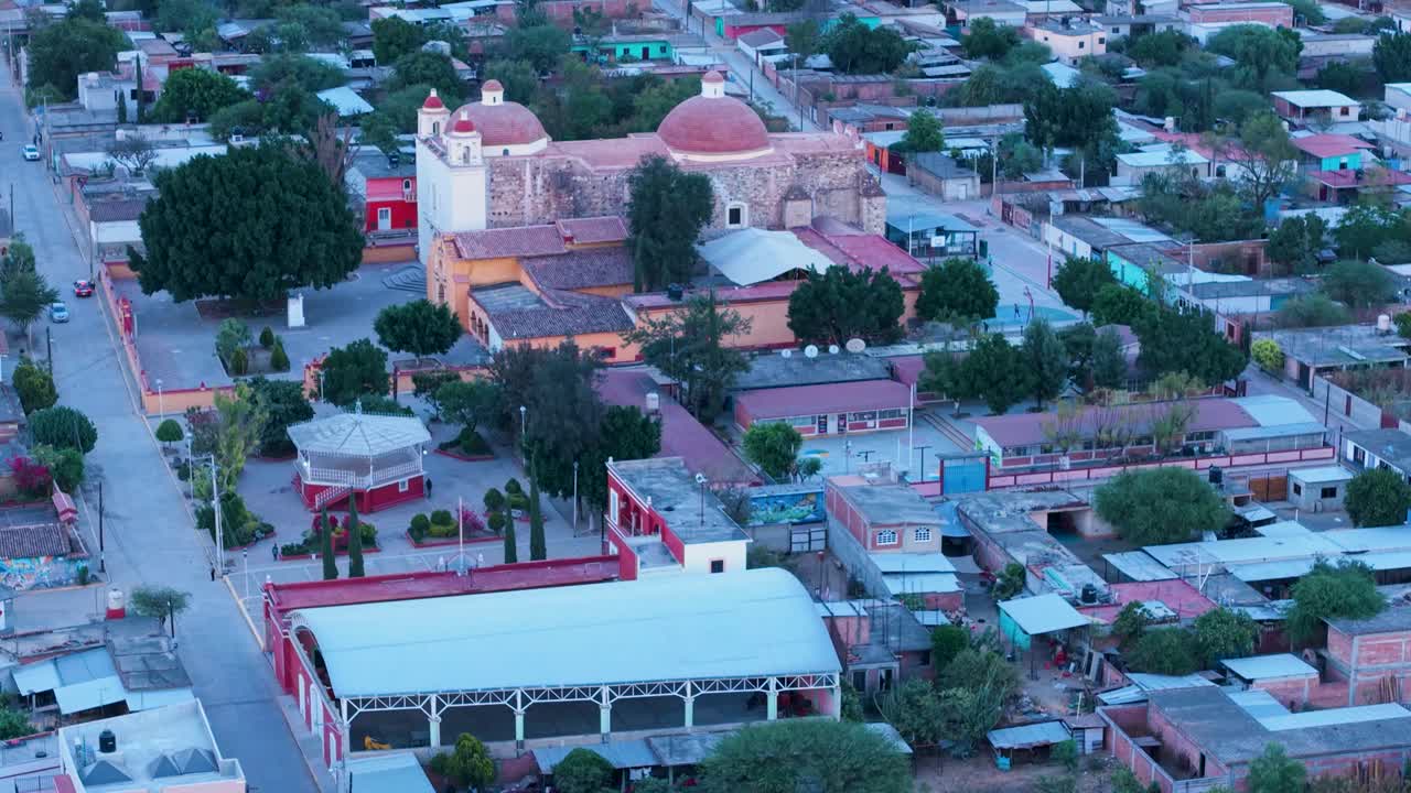 Oaxaca topluluğunda yerel bir tapınağın drone perspektifi