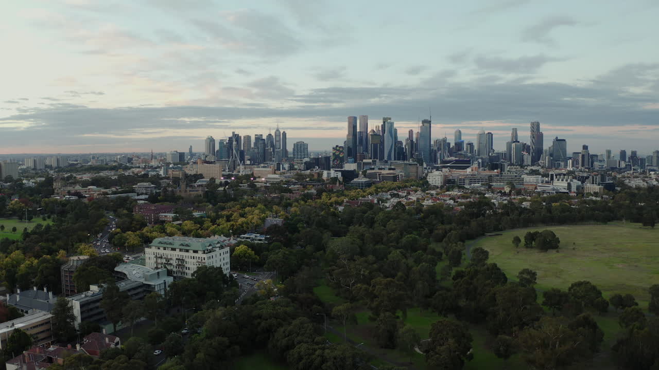Panorama Melbourne s nádhernou barevnou oblohou odhalující park pod ním, letecký záběr