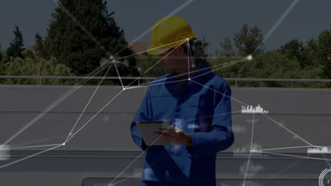 animación de la red de conexiones a través de paneles solares e ingeniero caucásico