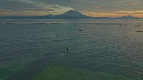 Lokale-Bauern-Ernten-Bei-Sonnenaufgang-Algen-Im-Seichten-Wasser-Am-Strand-Von-Pasir-Putih,-Mount-Agung