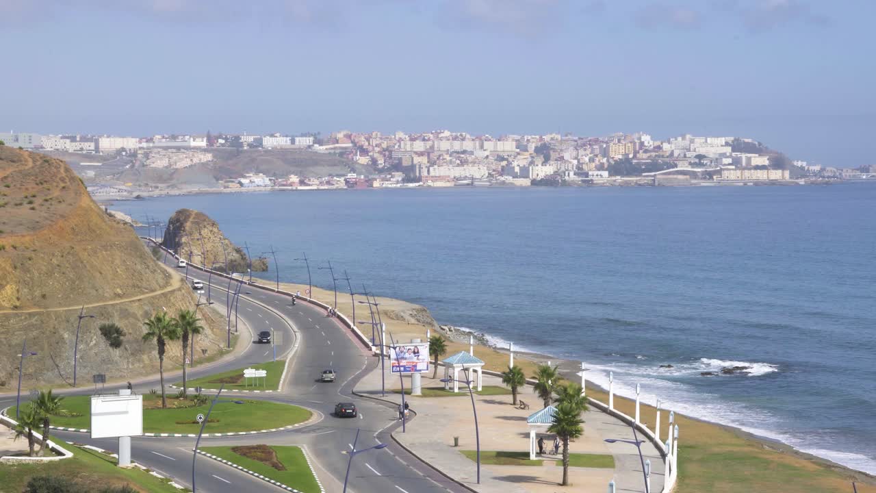 toma panorámica derecha de la costa de ceuta en un día soleado
