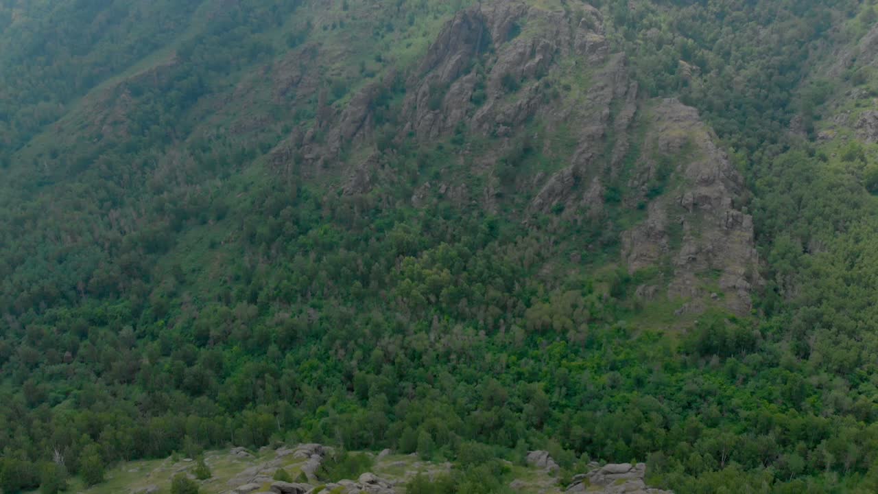 vista aérea. vuelo sobre unas colinas rocosas. bashkortostán, bannoe, rusia.