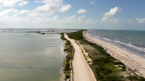 Schmale-Sandige-Landenge,-Die-Das-Meer-Und-Die-Von-Meereswellen-Umspülten-Salzteiche-Trennt