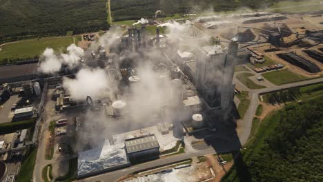 Humo-Tóxico-Saliendo-De-Las-Chimeneas-De-La-Fábrica-Industrial-En-Uruguay,-América-Del-Sur