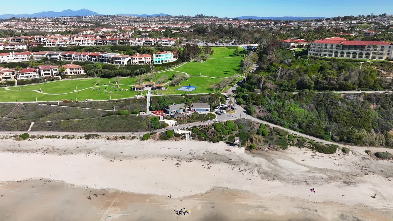 bluff park por encima de la playa de salt creek en dana point, condado de orange, california