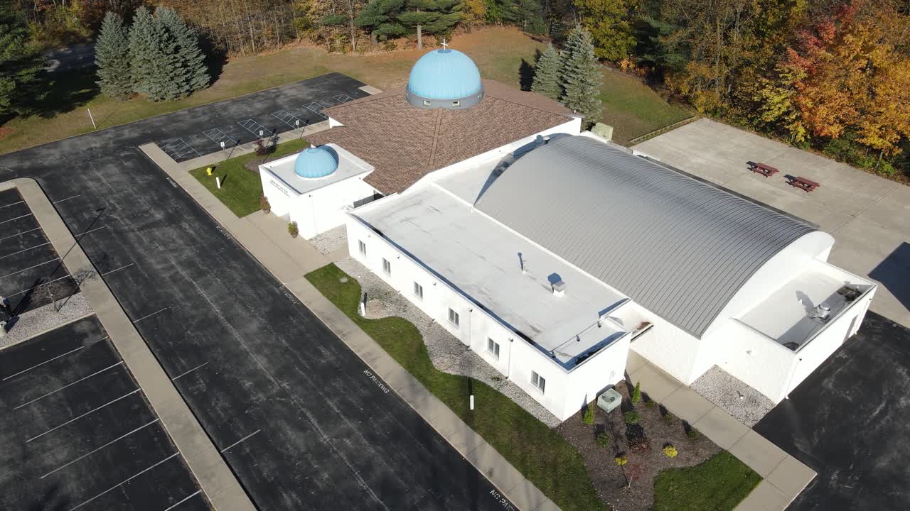 lento movimiento ascendente sobre la impresionante arquitectura de una iglesia ortodoxa