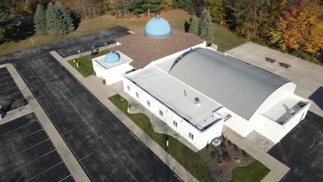 Langsame-Aufwärtsbewegung-über-Der-Atemberaubenden-Architektur-Einer-Orthodoxen-Kirche