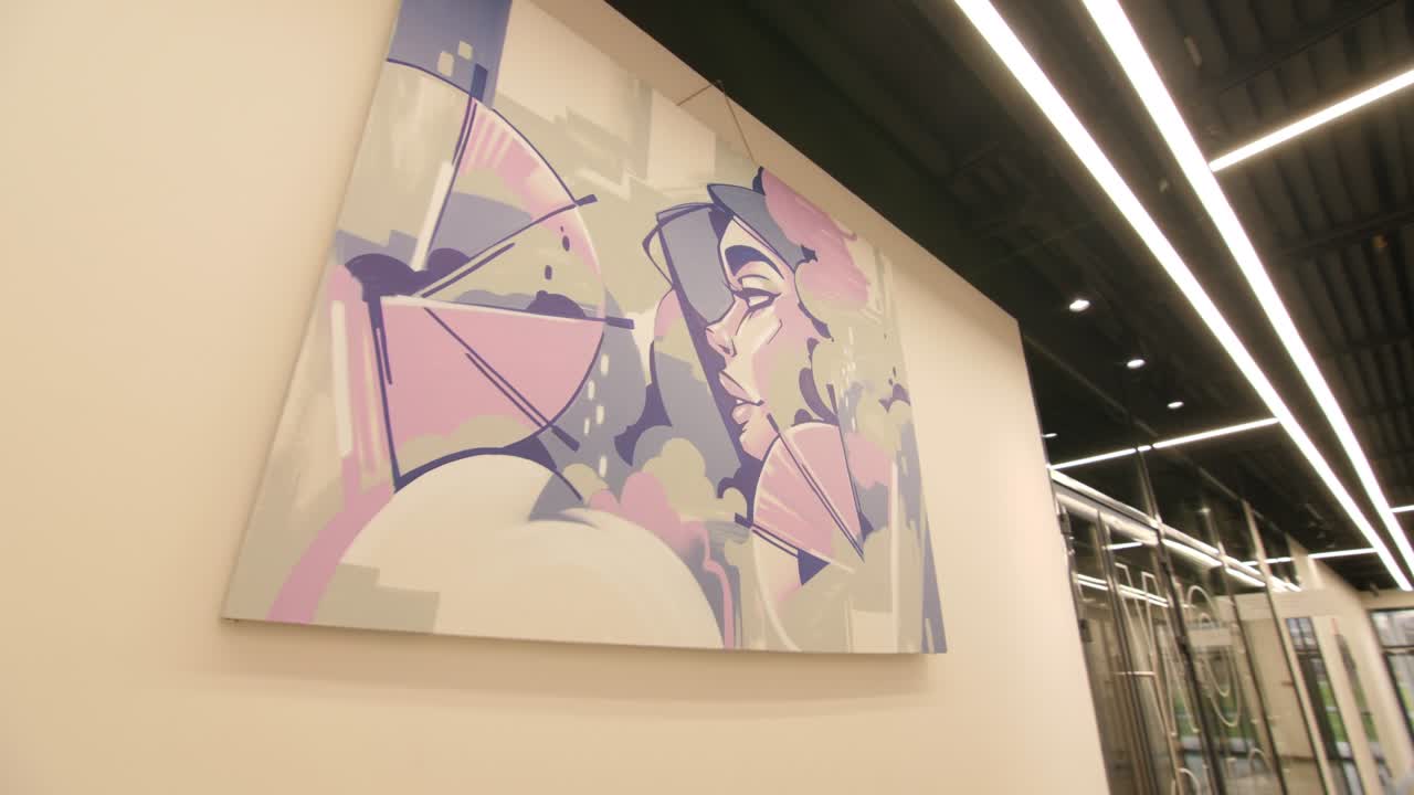 edificio elegante y exposición de arte en el centro cultural