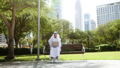 Man-sitting-on-the-bench-of-a-park