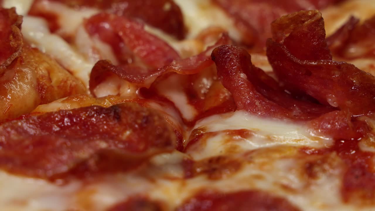 derritiendo queso y pepperoni en la pizza.