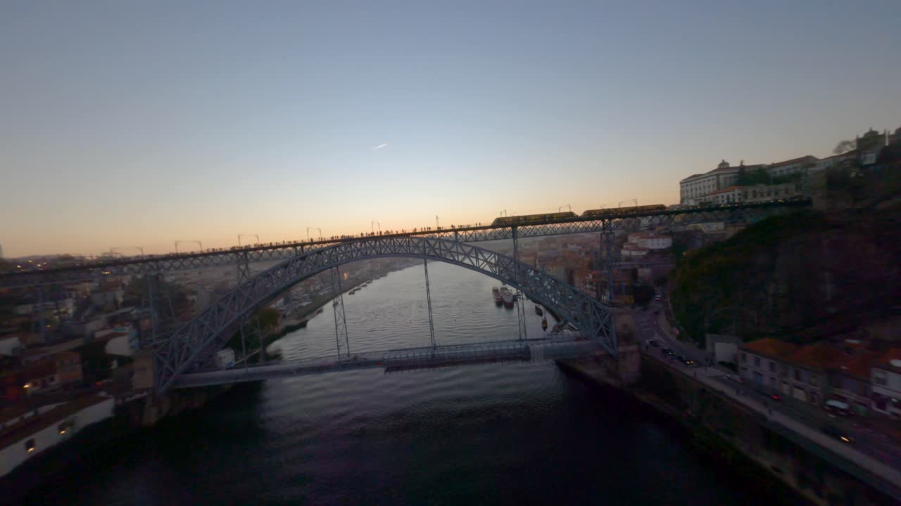 el puente dom luís i que une oporto con vila nova de gaia, portugal, fpv shot