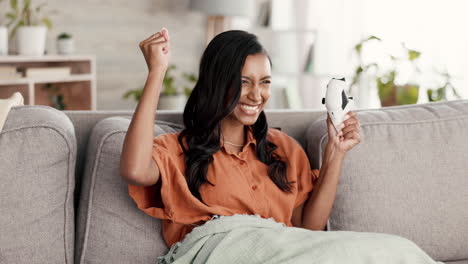 mujer, juegos y celebración por ganar