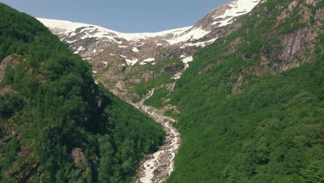 video de drones de un valle verde ubicado en la región de hardanger, noruega
