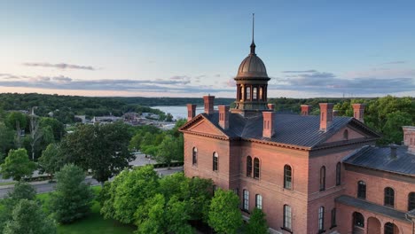 Luftaufnahme-über-Dem-Historischen-Gerichtsgebäude-Von-Stillwater-Minnesota-In-Richtung-St