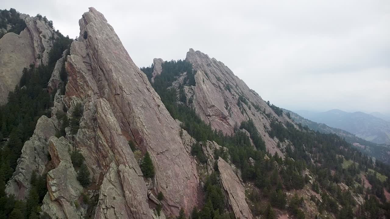 órbita aérea de las formaciones rocosas flatiron en boulder, colorado