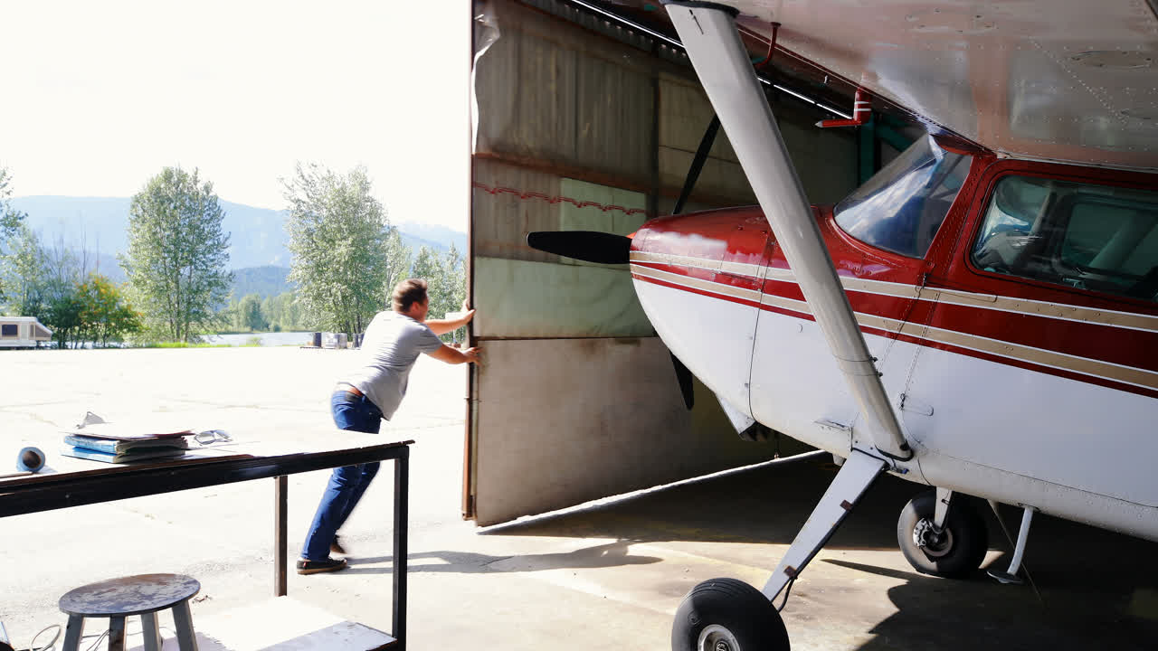 apertura mecánica de la puerta del hangar 4k