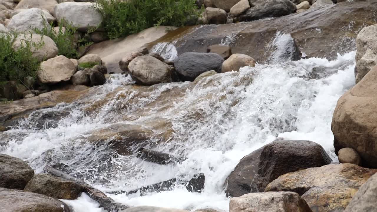 una cascada poco profunda fluye por las rocas