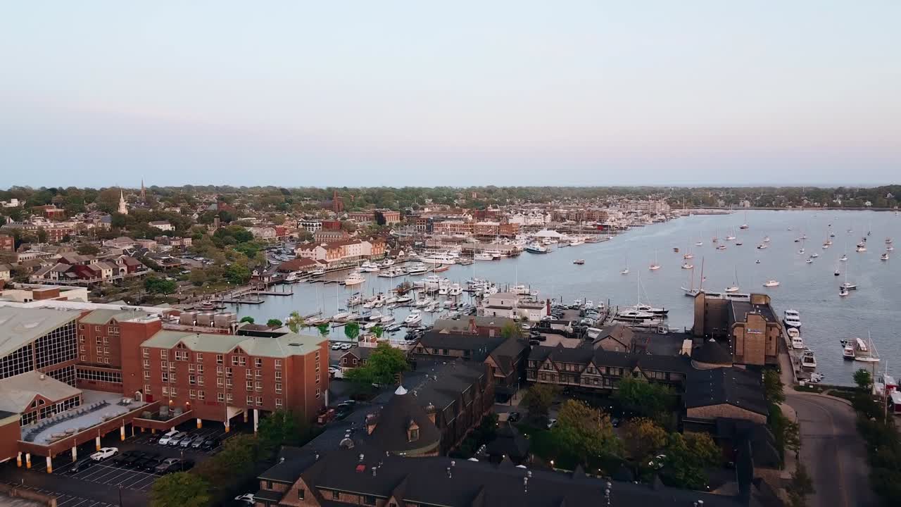 로드 아일랜드 뉴포트 타운과 주변 항구