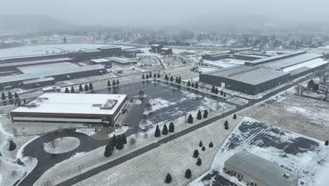 Winterdrohnenflug-über-Einem-Firmencampus-In-Olean,-New-York