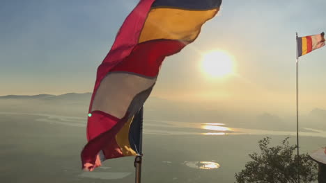 Blick-Auf-Die-Berge-über-Den-Fluss-Mit-Zwei-Buddhistischen-Flaggen-In-Zeitlupe