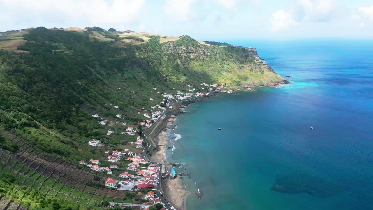 해안 마을 과 울창 한 초록색 절벽 이 있는 프라야 드 사우 로렌소, 공중 에서 볼 수 있는 모습