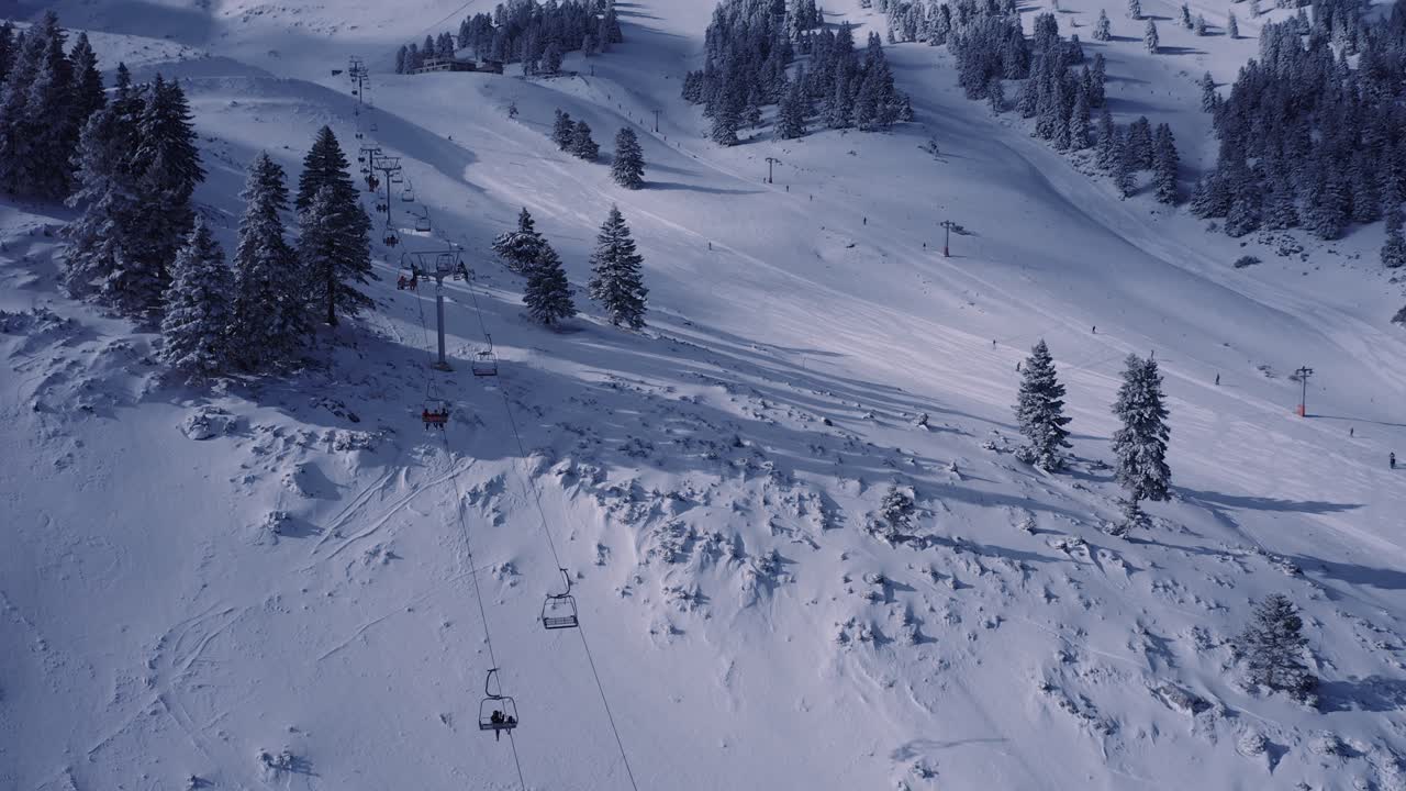 Paesaggio invernale del centro sciistico di Kalavryta Helmos in Grecia - ripresa aerea con drone