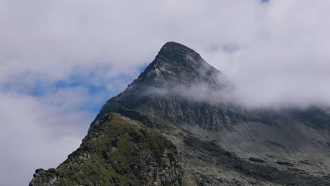 vista aérea cinematográfica del pico de la montaña pizzo scalino con nubes