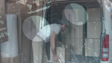 animación del procesamiento de datos financieros sobre el repartidor cargando el coche fuera del almacén