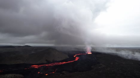 Drohnenaufnahme-Des-Vulkans-Litli-Hrutur-In-Island-Mit-Nebel-Und-Rauch-11