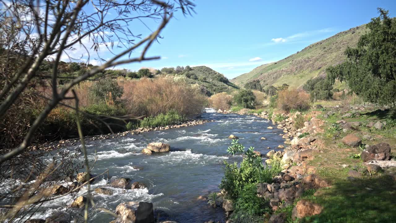 Flusso d'acqua nel fiume Giordano.