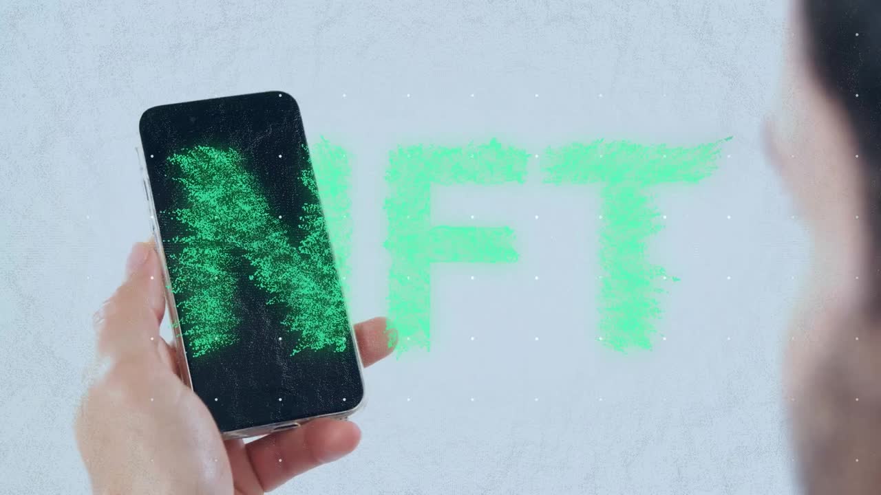 animación de texto de nft sobre empresario caucásico usando teléfono inteligente
