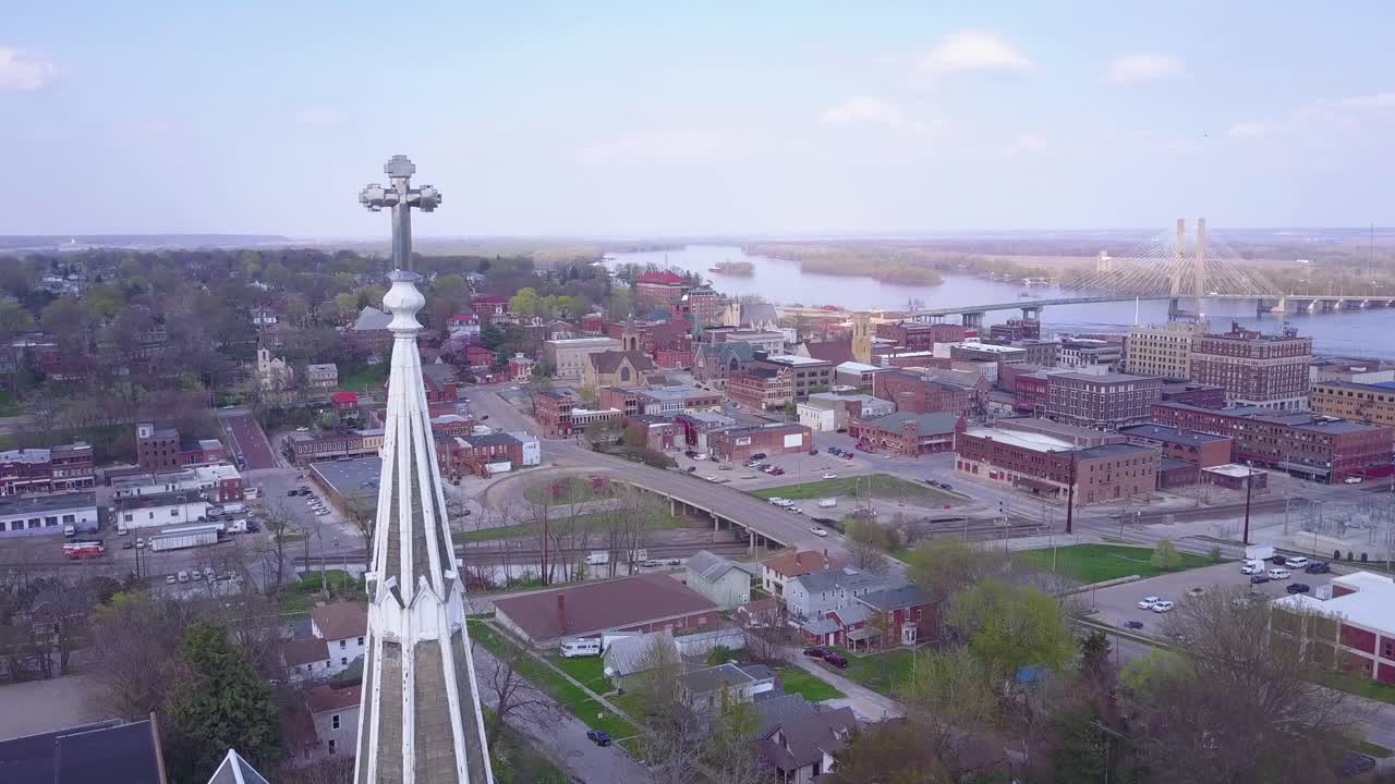 작은 마을 미국 교회에 대한 공중 촬영은 미시시피 강 배경 2와 벌링턴 아이오와를 보여줍니다