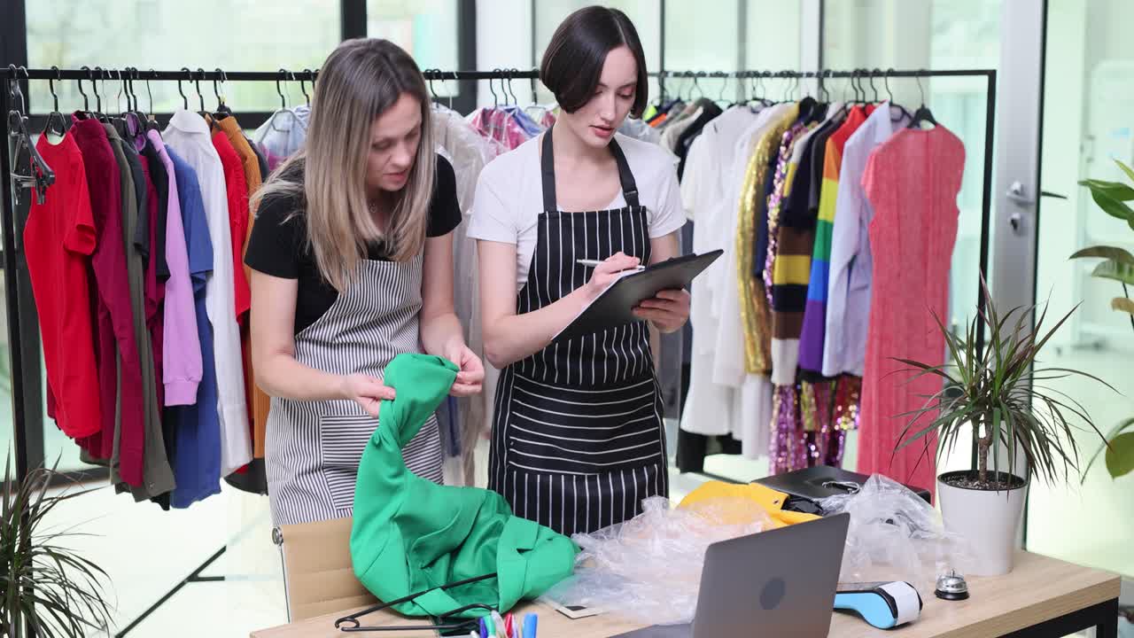 Due donne che esaminano vestiti in un negozio al dettaglio