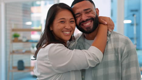 Amor,-Cara-Y-Un-Abrazo-De-Pareja-En-Una-Casa.